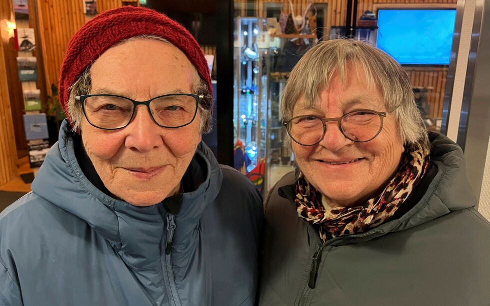 Søstrene Eliva Antona Henriksen og Ruth Larsen fra Skardalen i Kåfjord var blant de som tok turen innom Senter for nordlige folk for å markere at det er 80 år siden tvangsevakueringen.
 Foto: Elin M. Wersland