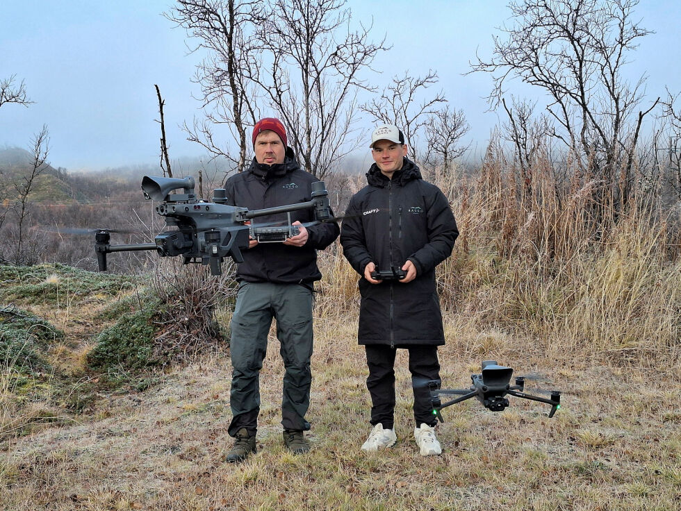 Jon Andreas Smuk og Niillas Strendo Andersen demonstrerer dronebruk.
 Foto: Torbjørn Monsen