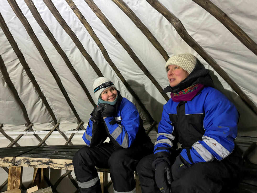 Arja Dolo­nen Slåt­ten og Astrid Fadnes fra Kirkenes badstuforening koser seg skikkelig over at fellesbadstua endelig er på plass.
 Foto: Birgitte Wisur Olsen