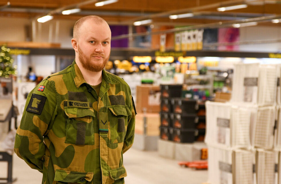 Daniel Kristiansen tok på seg HV-uniformen på jobb 6. desember. – En i HV kan være hvem som helst. Det kan være naboen, en kollega, personen bak kassa på butikken. De gjør ikke bare det livet, de gjør også mye mer. Det er godt å få vist det frem, sier Daniel.
 Foto: Irene Andersen