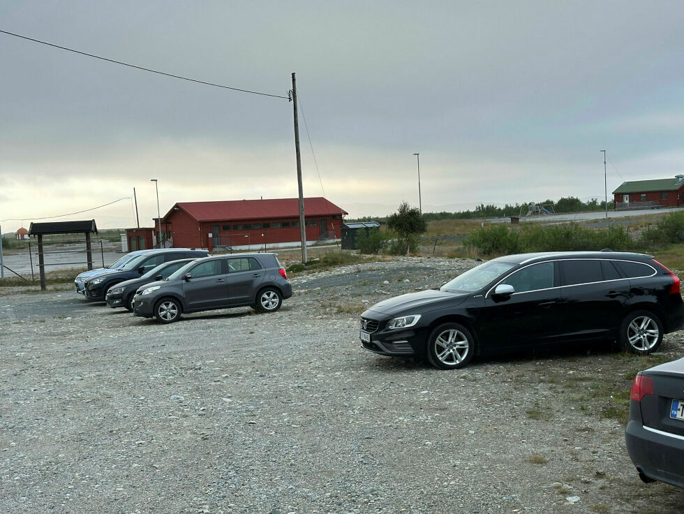 Utenfor Vestleiren på Høybuktmoen og Kirkenes lufthavn har noen økonomisk bevisste reisende over tid parkert gratis.
 Foto: Hallgeir Henriksen