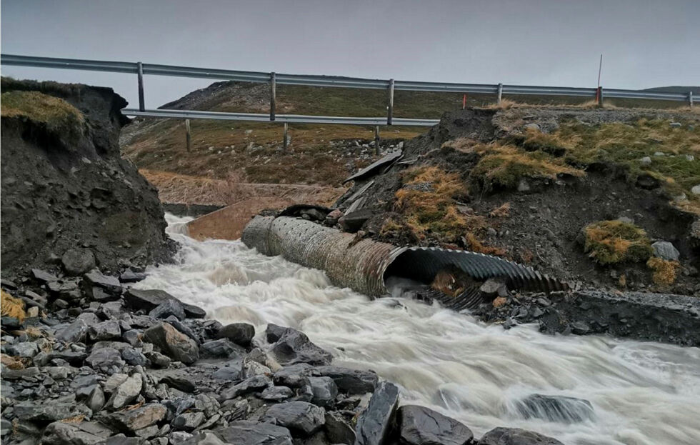 De veifarende på fylkesvei 8074 mellom Hopseidet og Skjånes må fortsatt vente på utbedring etter flomskadene.
 Foto: FFK