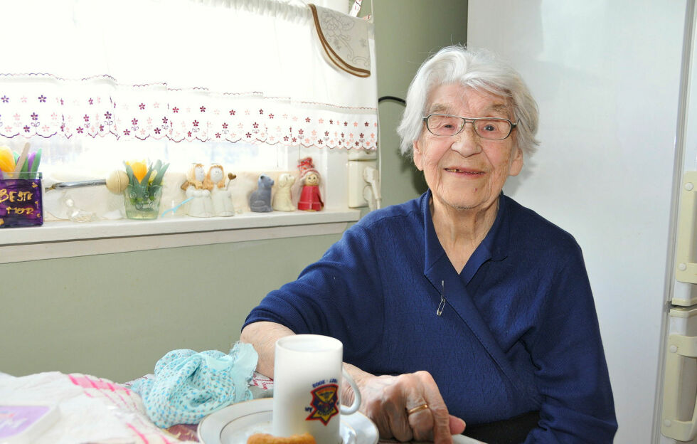 Det begynner å røyne på diverse når man nærmer seg 100 år, men Karen Skoglund har fortsatt humøret i behold.
 Foto: Hanne Klemetsen