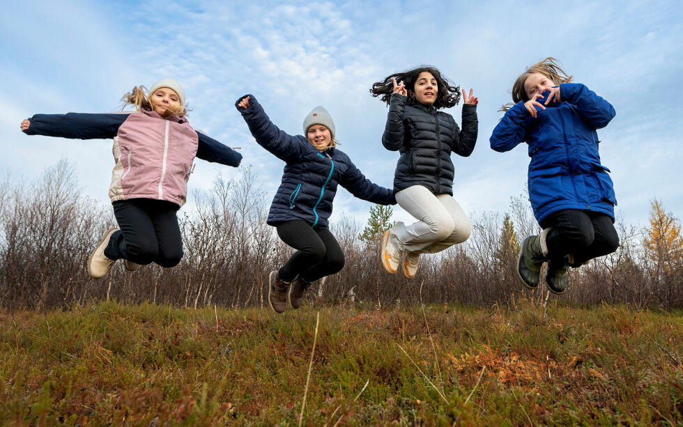 Aili, Ylva, Jana og Amra inviterer til åpen dag på barneskolen i forbindelse med solidaritetsuka hvor de skal samle inn penger til TV-aksjonen 2024, pinsemenighetens arbeid i Uganda og Mama Sara.
 Foto: Cecilie Bergan Stuedal