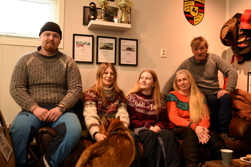 På besøk hos lokale næringsutviklere i Olderfjord. Fra venstre: Aleksander Olaissen, Ragnhild Oline Eliassen, Iris Sørensen, Regina Hyyryläinen og Inge Olaissen.
 Foto: Oskar Melkeraaen Aas