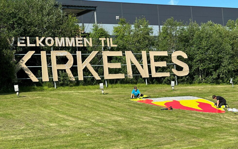 Skilt og kommunevåpen gjør det visuelt vakkert å komme til Kirkenes. De tre ildtungene symboliser møte mellom samer, kvæner/finner og nordmenn i Sør-Varanger.
 Foto: Hallgeir Henriksen