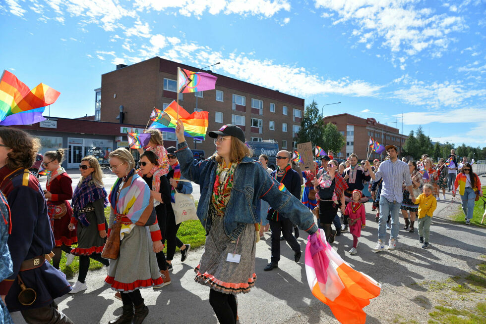 Sápmi Pride i 2022. Paraden ble første gang holdt i 2014, og er en parade for å markere skeive og seksualitetsmangfoldet i Sápmi. Den holdes i oktober hvert år.
 Foto: Steinar Solaas