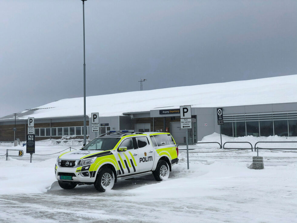 Politiet sjekket rutinemessig mannskapet på sørgående fly torsdag kveld.
 Foto: Birgitte Wisur Olsen