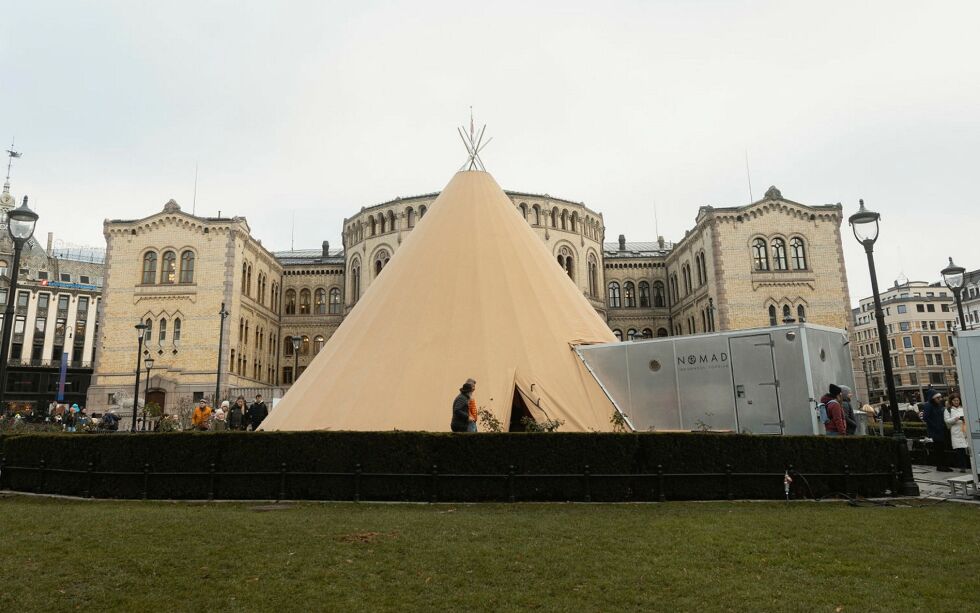 Lávvuen på Eidsvolls plass, satt opp i anledning Stortingets behandling av Sannhets- og forsoningskommisjonens rapport, 12. november 2024.
 Foto: Peter Mydske/Stortinget