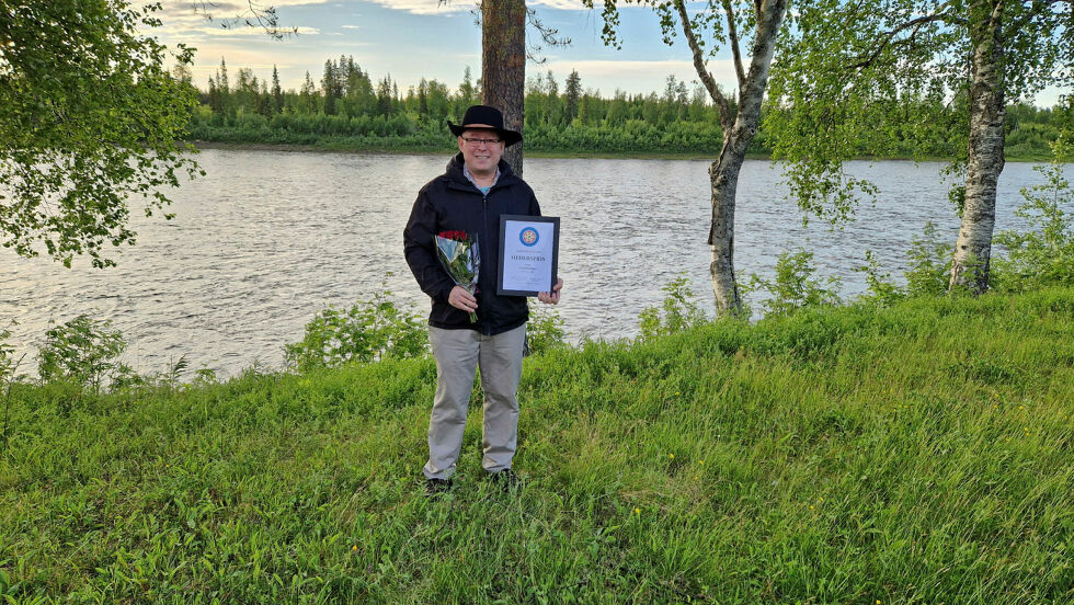 Hederspris-mottaker Rune Bjerkli fotografert i Peräjävaara med Tornionjoki/Torneelva i bakgrunnen. Hans interesse for det kvænske/finske startet her på familieferie hos slektninger.
 Foto: Ruth Krekola