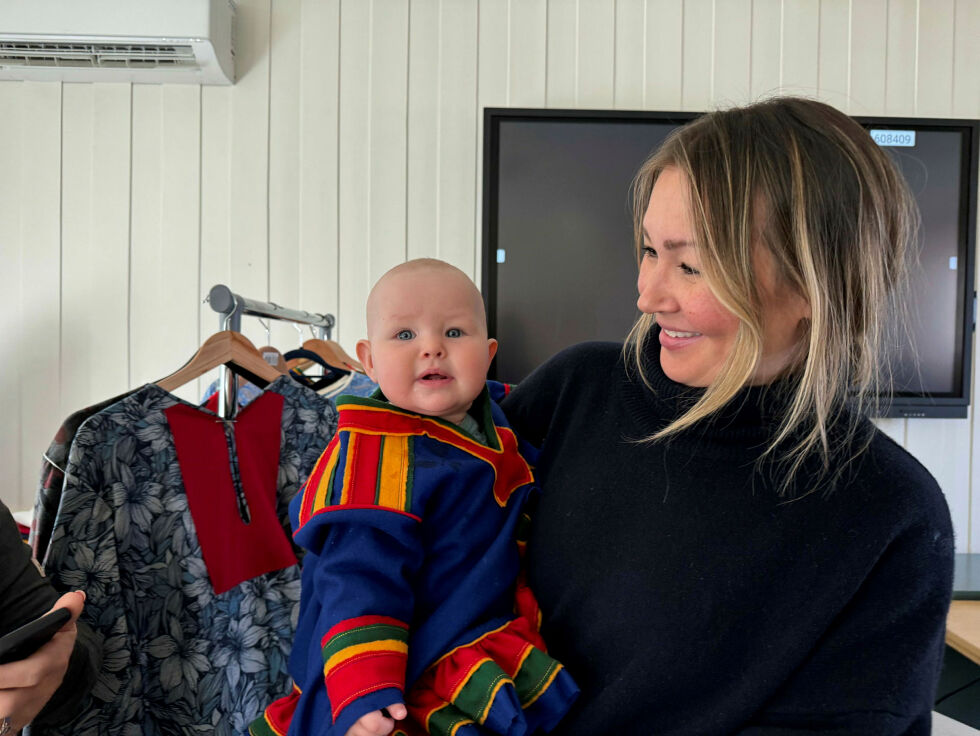 Ilja Magga og lille Seije med Sør-Varanger-kofte kombinerer besøk hos Iljas mormor med noen timer på kurset, der hun fikk gode tips om denne kofta.
 Foto: Nina Gudrun Karisaari