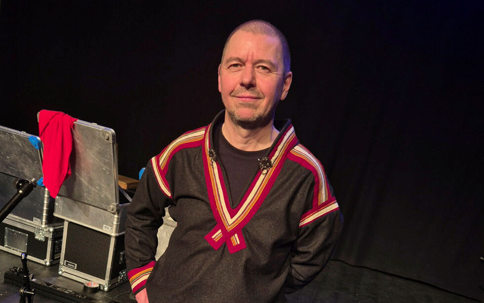 Georg Buljo sier at det er så flott å være på Nordens poesifestival, siden Synnøve Persen er årets poet.
 Foto: Sollaug Sárgon