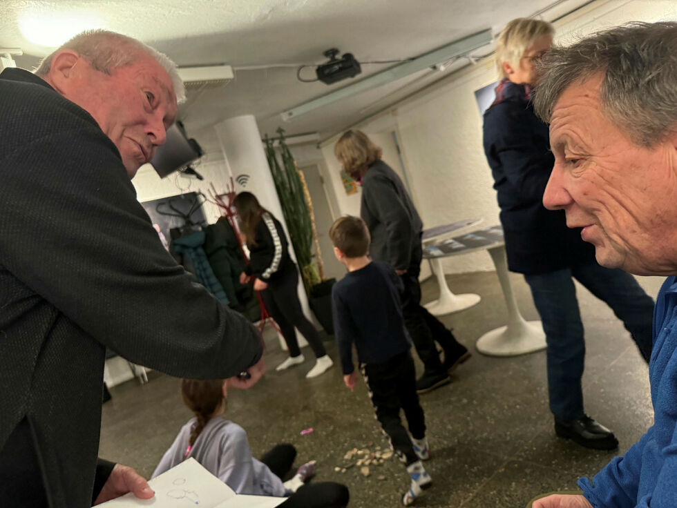 Asmund Hansen (til venstre) demonstrerer til Yngve Johansen at han ikke har glemt gamle kunster.
 Foto: Birgitte Wisur Olsen