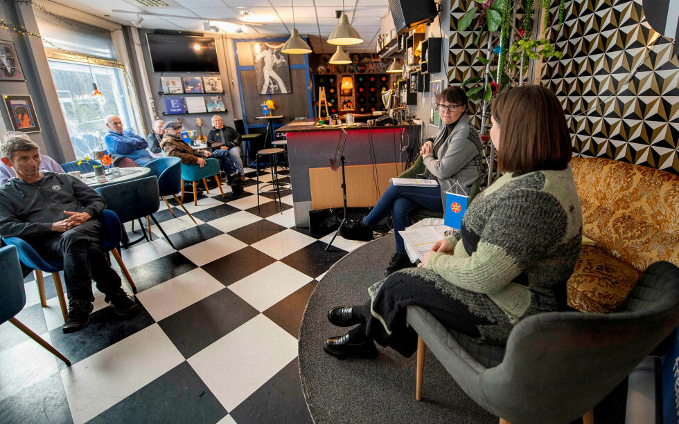 Karianne Johansen, styreleder i Alta Laksefiskeri Interessentskap (ALI), snakket om kvæner og Altaelva sammen med Thea Thomassen, styreleder i Alta kvenforening.
 Foto: Cecilie Bergan Stuedal