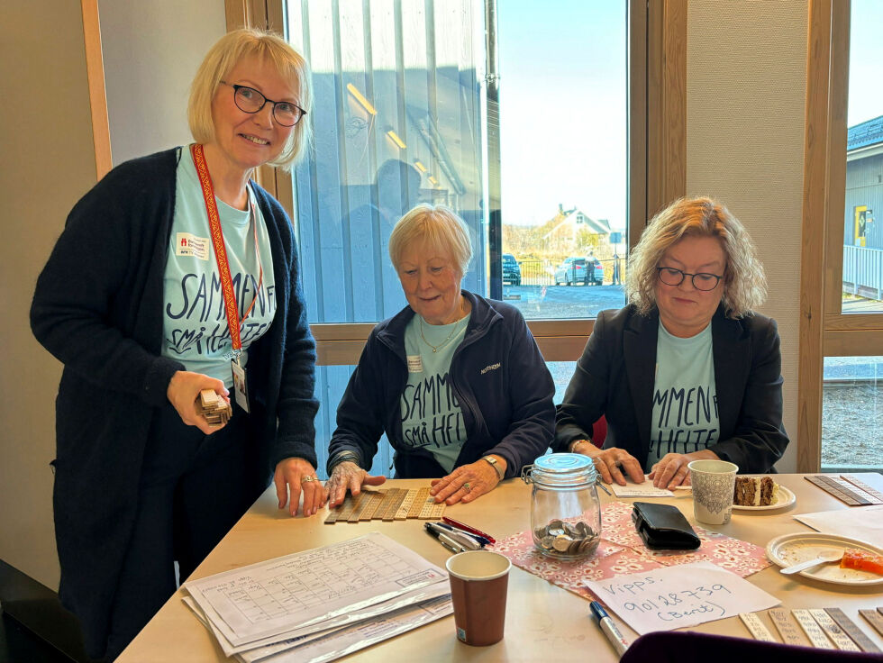 Tre av de driftige damene i Nesseby som sto bak TV-aksjonskafeen. Fra venstre ordfører Berit Ranveig Nilssen, Ingrid Mikkelsen og Britt Inger Olsen.
 Foto: Thor Thrane