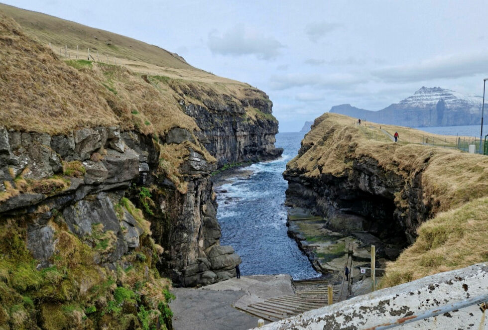 Gjógv, tettstedet nord på Eysturey, som er oppkalt etter juvet i landskapet.
 Foto: Hill Haga