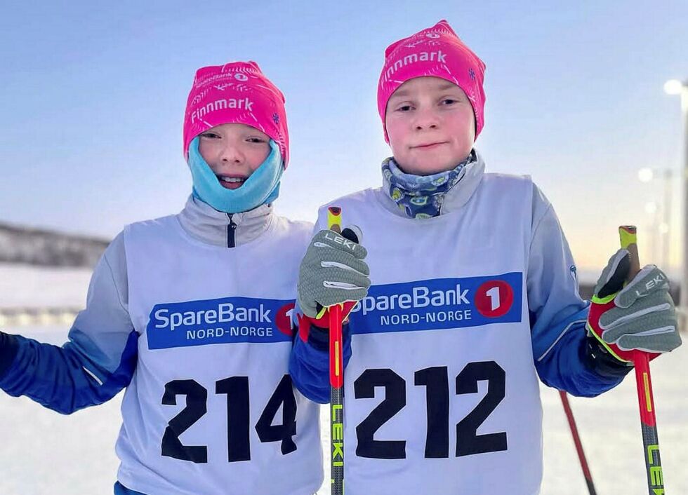 Bjørn Reginsson og Karl Eirik Atlason Jensen fra Båtsfjord sportsklubb fikk testet ut sine nye rosa luer – som blant annet alle som representerer Finnmark skikrets skal ha på seg under konkurranser rundt omkring i landet.
 Foto: Privat