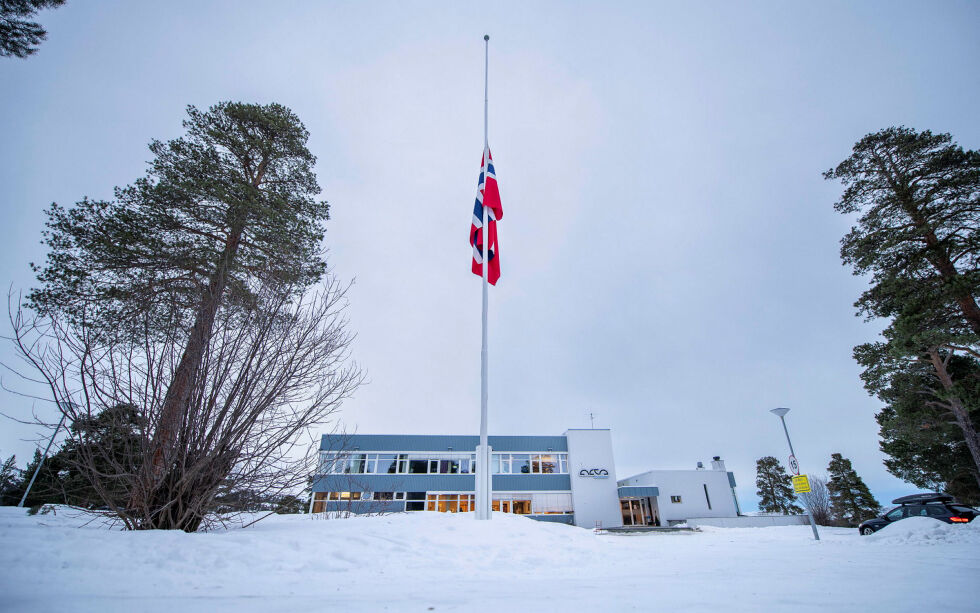 Det ble flagget på halv stang utenfor Alta folkehøgskole 30. januar etter at fire elever omkom i sneskredulykken i Alpene i Frankrike onsdag 29. januar.
 Foto: Cecilie Bergan Stuedal