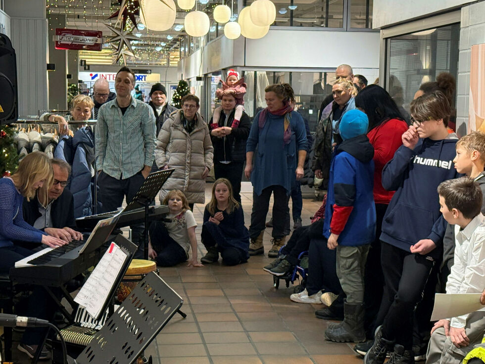 Første dag av mørketidsfesten på Banaksenteret, stilte kulturskolen opp med sine aspirerende kunstnere. Det ble populært for publikummet.
 Foto: Oskar Melkeraaen Aas