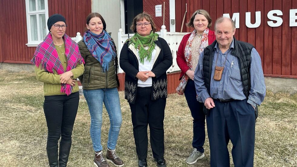 Styret i Tana og Varanger museumssiida, fra venstre styremedlem Kjersti Schanche, styremedlem Liv Astrid Kvammen, direktør og styresekretær Mariann Wollmann Magga, styreleder Solveig Ballo og nestleder Hartvik Hansen.
 Foto: Birgitte Wisur Olsen