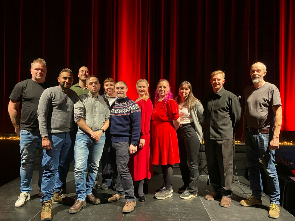 Team Bymisjonen med venner. Det var en engasjert gjeng som sto bak julebord-suksessen på samfundshuset i Kirkenes.
 Foto: Emil Olai Danielsen