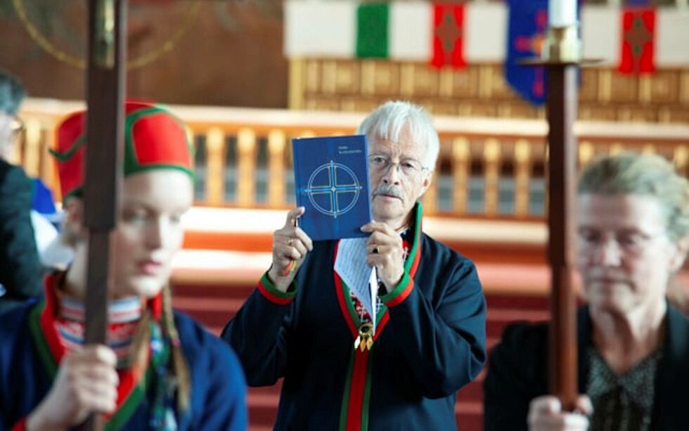 Prest og oversetter Bierna Leine Biente viser frem Det nye testamentet på sørsamisk i domkirka i Õstersund.
 Foto: Pressefoto