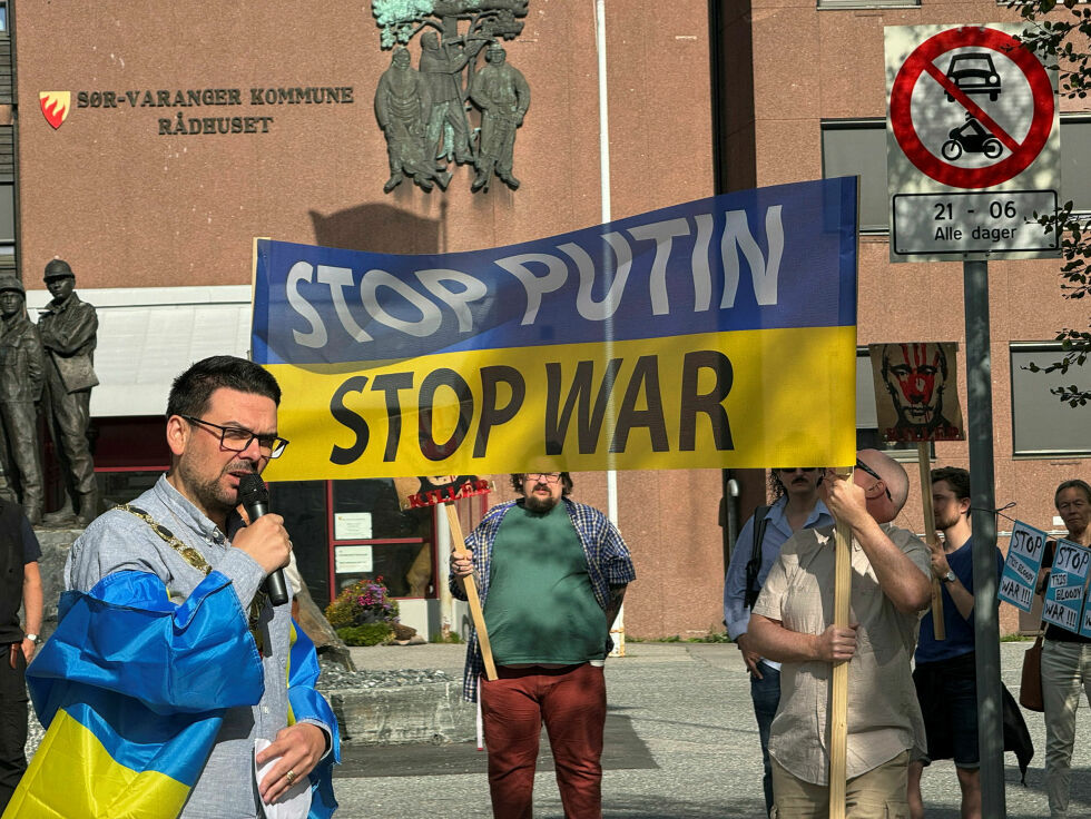 Sør-Varangers ordfører Magnus Mæland understreket at Ukraina kjemper vår sak, for frihet, demokrati og eget lands selvstendighet.
 Foto: Birgitte Wisur Olsen