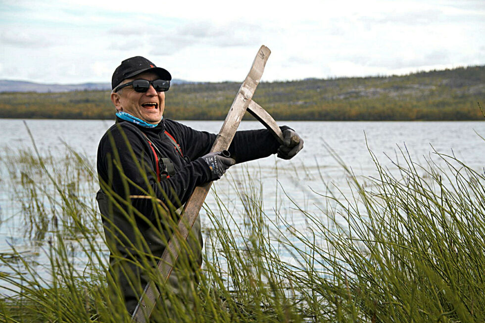 Reineier Egil Kalliainen er her midt i skjefteslåtta, og han forteller at det er reinens yndlingsmaten.
 Foto: Yngve Beddari