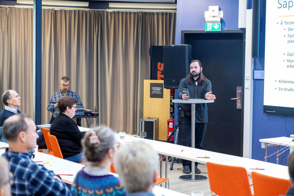 Mikkel Berg-Nordlie, seniorforsker, NIBR-OsloMet presenterte forskningsprosjektet «Samisk samarbeid over jernteppet i et historisk perspektiv».
 Foto: Aslak Ballari