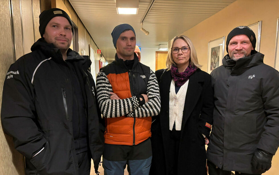 Reinbeitedistrikt 6 vil bli kraftig berørt av kraftlinjen og en trafostasjon midt i flytte- og samlegjerdeområdet på Seidafjellet. Fra venstre: Ánte Smuk, Piera Jarre Smuk, Anette Smuk og Johan M. Buljo.
 Foto: Thor Werner Thrane