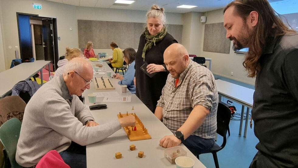 Her spiller Knut Mortensen og Sten-Egil Dunder Johansen. Mikkel Berg-Nordlie hjelper til med å få med seg spillereglene underveis og Gry Andreassen følger med.
 Foto: Privat