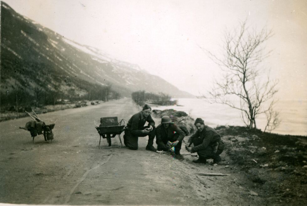 Her er polititropper i sving med å rydde miner slik at veiene skulle være farbare (Ill.foto fra arkivet)