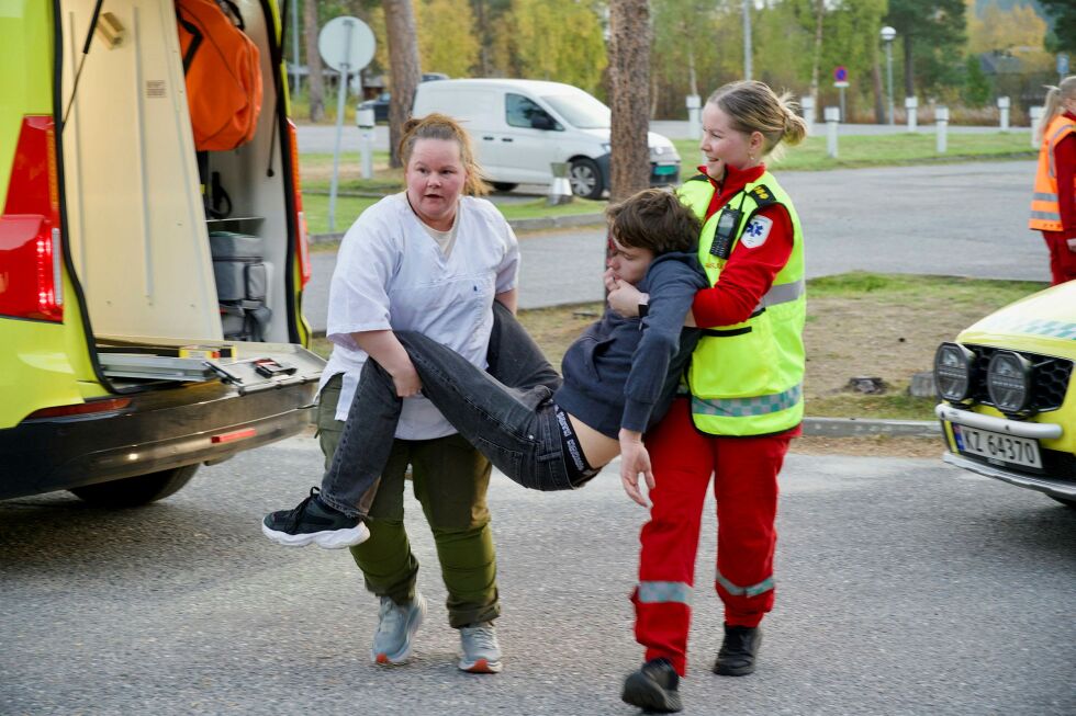 Det blir mange tunge løft, over lange strek­nin­ger, når antall skadde blir høyt, og antall ambu­lan­ser ikke strek­ker til.
 Foto: Yvette M Stornes