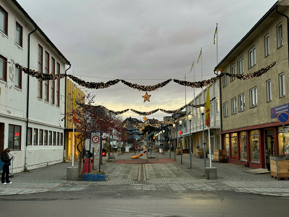 Med null sne på bakken er det lite adventsstemning i gågata i Kirkenes, sjøl om julelysene er tent.
 Foto: Hallgeir Henriksen