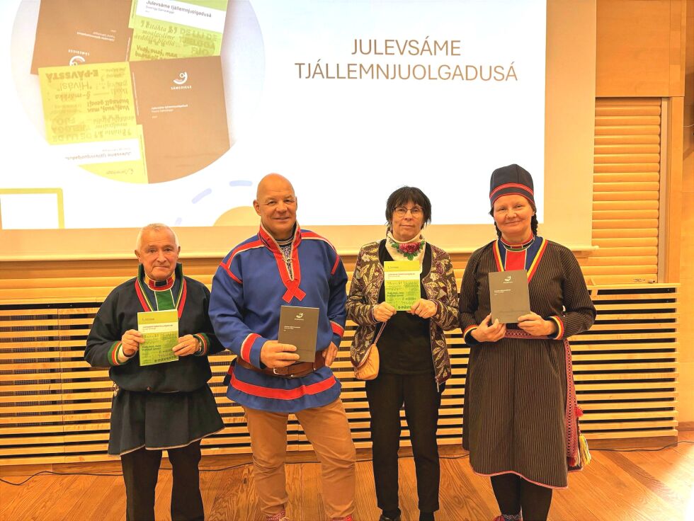 Sigmund Johnsen, Per-Eric Kuoljok, Britt-Inger Sikku og Heidi Andersen viser frem den nye boka.
 Foto: Naima Khan Nergård/Sáme Giella