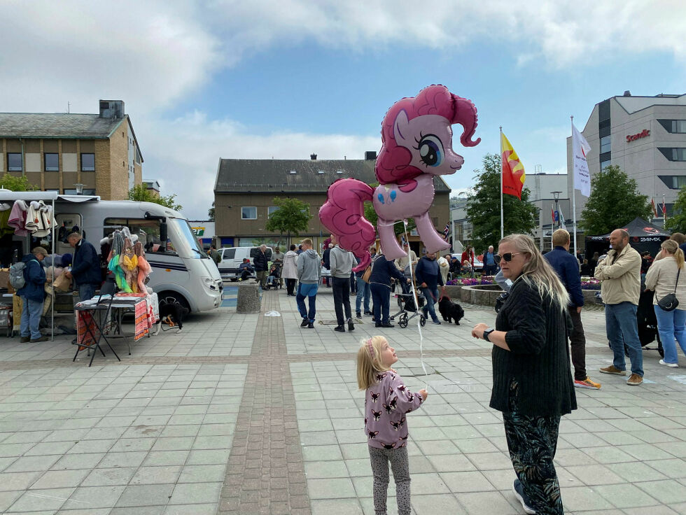 Det er ikke Kirkenesdagene uten heliumballonger.
 Foto: Emil Olai Danielsen