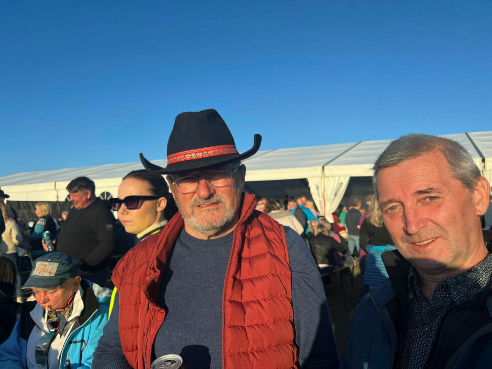 Ingar Eira fra Kokelv og Nils Eira fra Kautokeino stortrives på Kokelv live og har mye å prates om.
 Foto: Åsa Márgget Anti