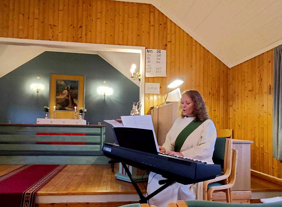 Teologistudent Mia Ballovara trakterer både keyboard og trompet, og hun har en klokkeklar sangstemme.
 Foto: Hanne Klemetsen