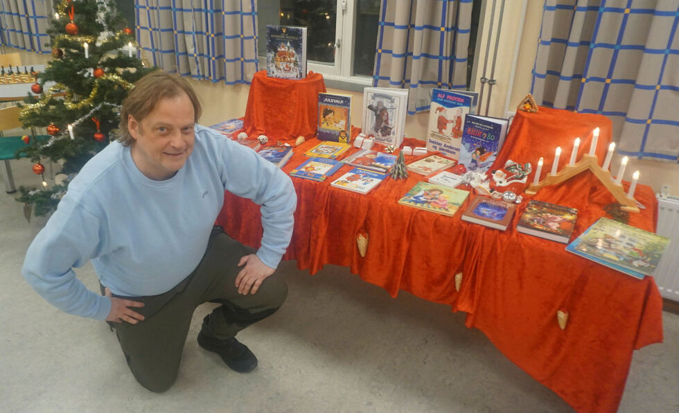 Thomas Johnson Svaland ved Nordkapp bibliotek har et godt utvalg av julebøker klare for utlån.
 Foto: Geir Johansen