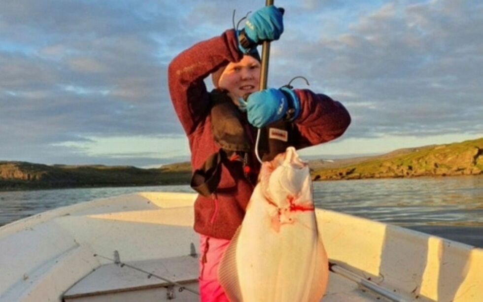 Leah Christine Utsi er kanskje bare ni år gammel, men fanger fisk på størrelse med seg sjøl. Dette er ikke engang den største hun har dratt i land denne sommeren.
 Foto: Privat