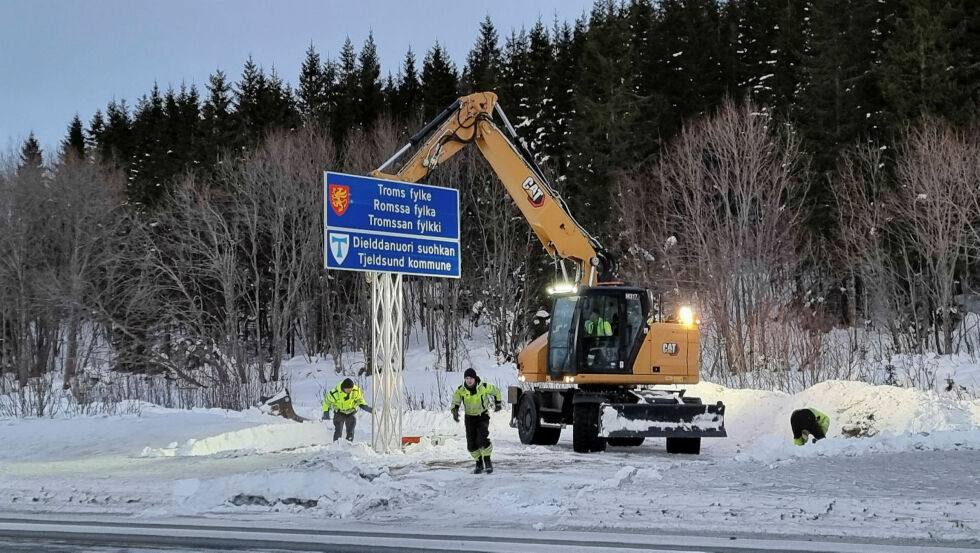 Troms og Finnmark fylke ble nedlagt ved nyttår, 1. januar 2024, etter fire år med tvangssammenslåing. Nå fjernes skiltene av det utskjelte fylket. Her ved grensa mellom Nordland og Troms settes det nye trespråklige skiltet for det gjenopprettede fylket opp.
 Foto: Steinar Solaas