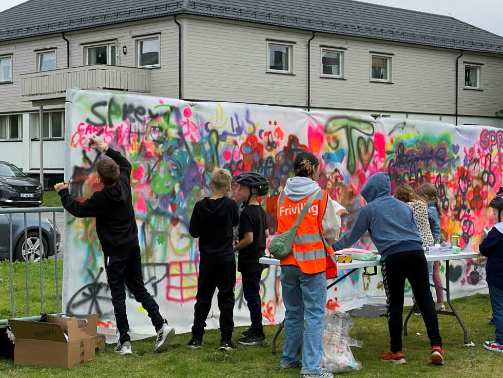 I et hjørne av Paviljongparken fikk barna prøve seg på graffitikunst. Gatekunstner Tegson holdt også graffitikurs for spesielt interesserte.
 Foto: Emil Olai Danielsen