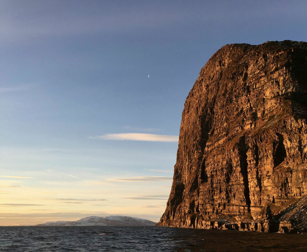 Det karakteristiske Skarvberget i Porsanger. På Sieiddeduottar planlegges et gigantisk vindkraftanlegg.
 Foto: Irene Andersen