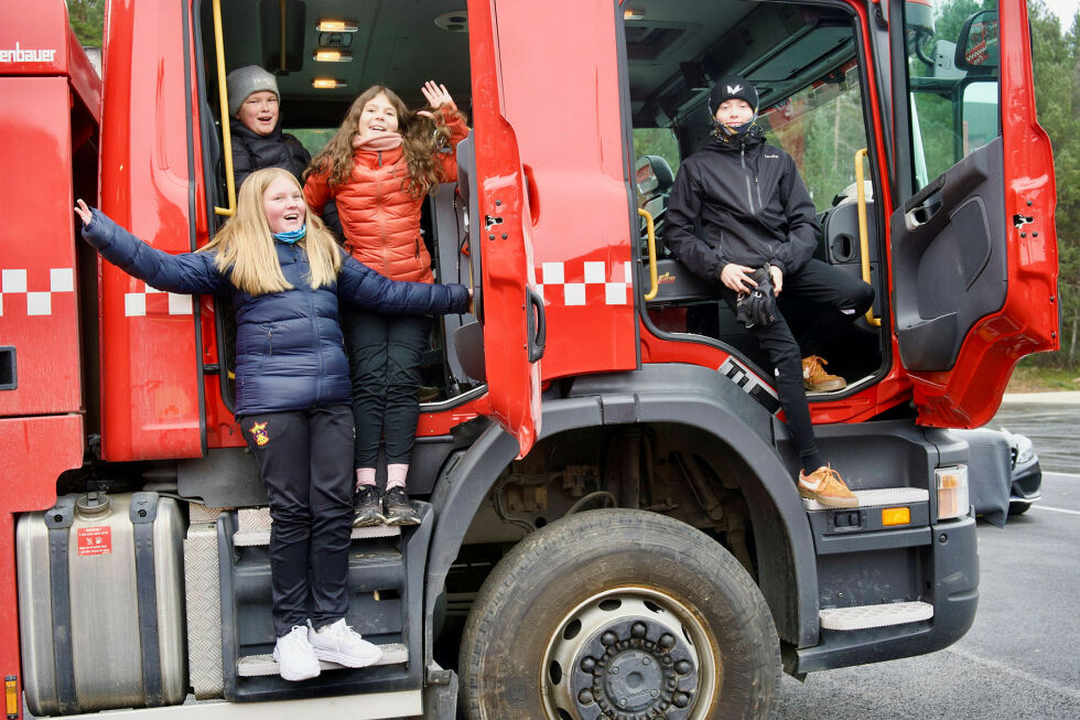 Fra venstre: Ole Magnus Vuolab Åsen, Kaja Adelen Eriksen og Olav Mathias Samuelsen, foran: Anne Anti, syns det var moro å sjekke ut den nye brannstasjonen som de syns var veldig fin og veldig stor. De hadde også sett den gamle brannstasjonen som de ikke syns var så fin.
 Foto: Yvette M Stornes