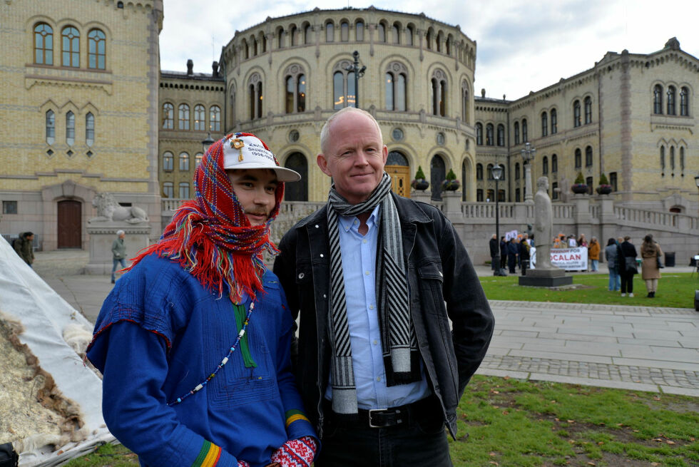 Lars Haltbrekken (SV) møter Fosen-aksjonist Mihkkal Hætta i anledning toårsaksjonen for Fosen-saken.
 Foto: Steinar Solaas