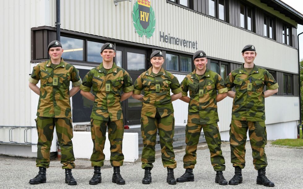 Hans-William Amundsen Hansrud (fra venstre), Andreas Sandslett Langseth, Kamilla Olsen Kristiansen, Ole Matias Sørnes og Jim Ånet Røe har fullført førstegangstjenesten på Porsangmoen.
 Foto: Irene Andersen