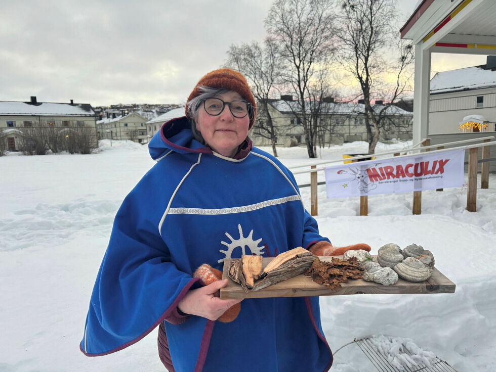 Line Moe fra Miraculix, Sør-Varanger sopp- og nyttevekstforening, viser frem knuskkjuke som er fint til å tenne opp bål med.
 Foto: Birgitte Wisur Olsen