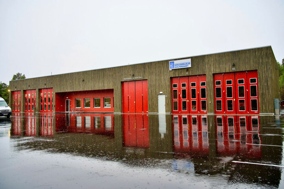 Selv på en mørk og grå regn­værs­dag ser den riktig så flott ut den nye brann­sta­sjo­nen.
 Foto: Yvette M Stornes