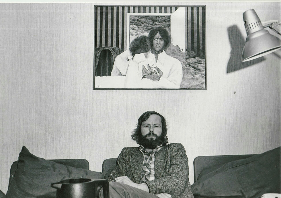 Roald E. Hansen fotografert i sin leilighet i Honningsvåg på 1970-tallet. På veggen bak henger maleriet han kjøpte av Bjarne Holst med tittelen "Død linerle".
 Foto: Knut Forberg