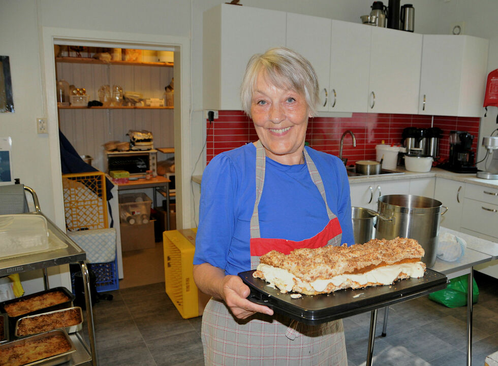 Som servitør under bygdedagene, har Beth Tennes mye kontakt med gjestene.
 – Jeg har ikke hørt et eneste negativt ord. Det har også vært fint å se så mange nye ansikter her i år.
 Foto: Hanne Klemetsen